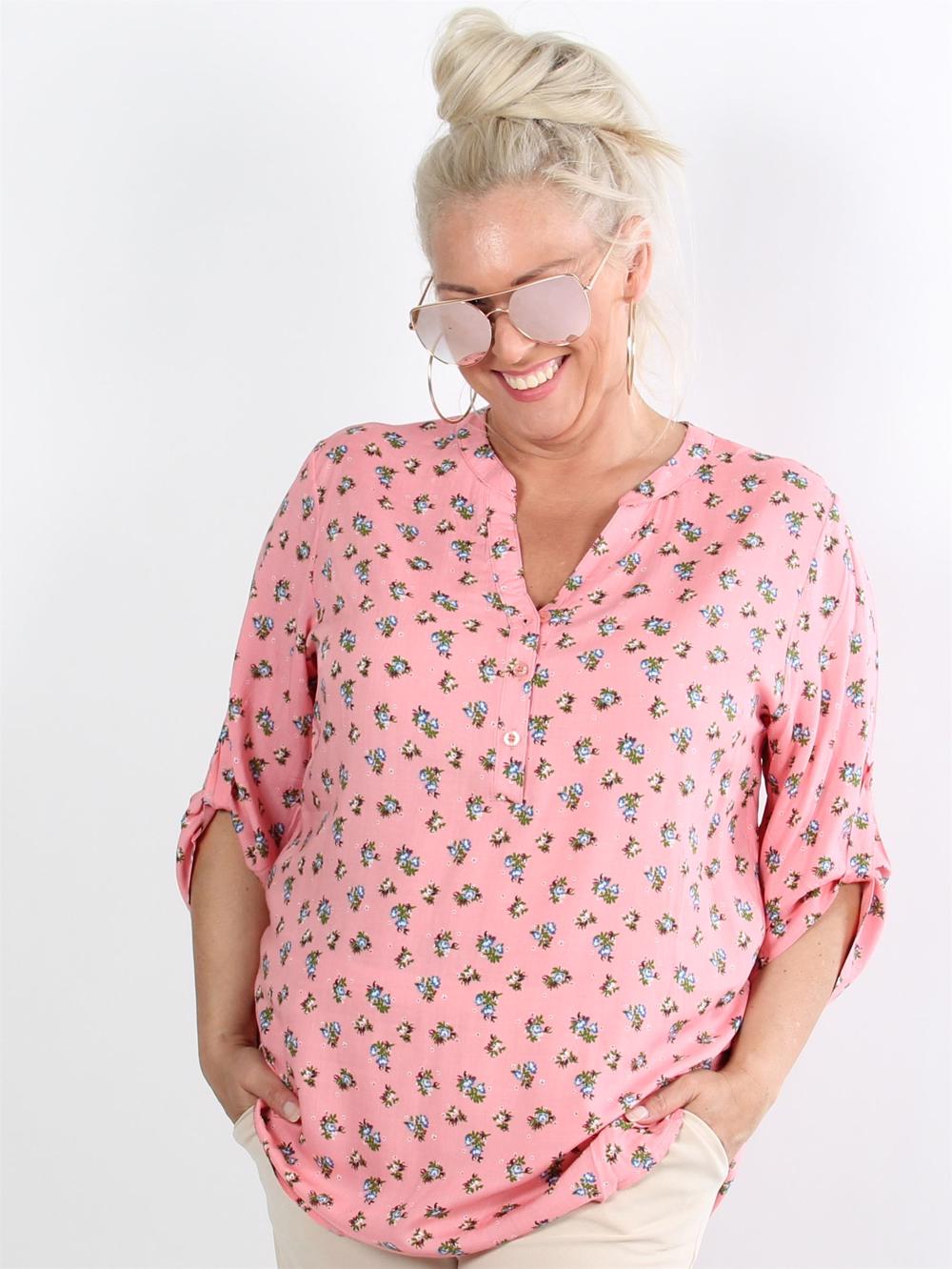 Leilani - Persika skjorta med blommigt tryck